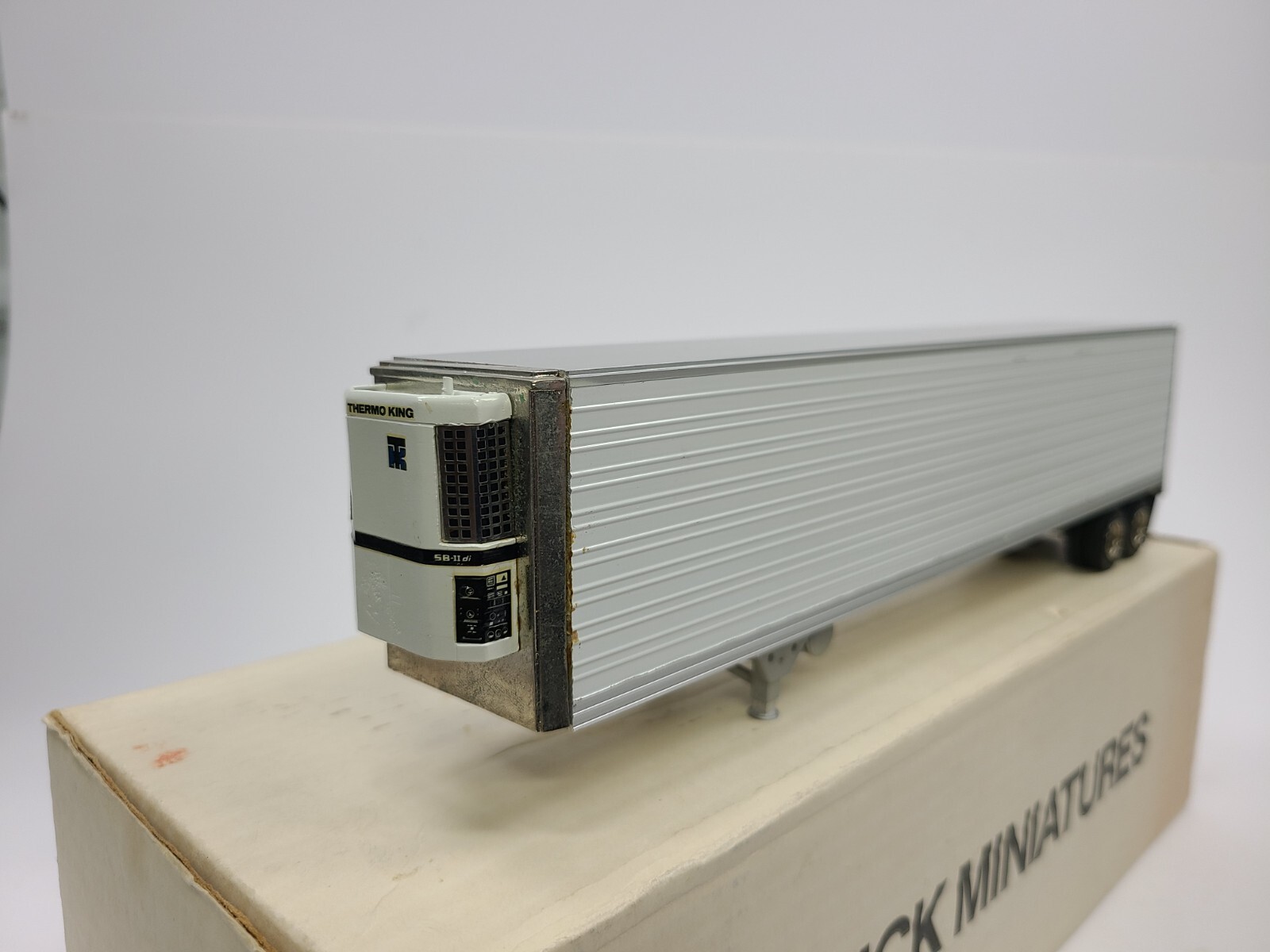 Utility 48′ Thermo King Reefer Van Trailer Truck Miniatures 1:48 Scale Model