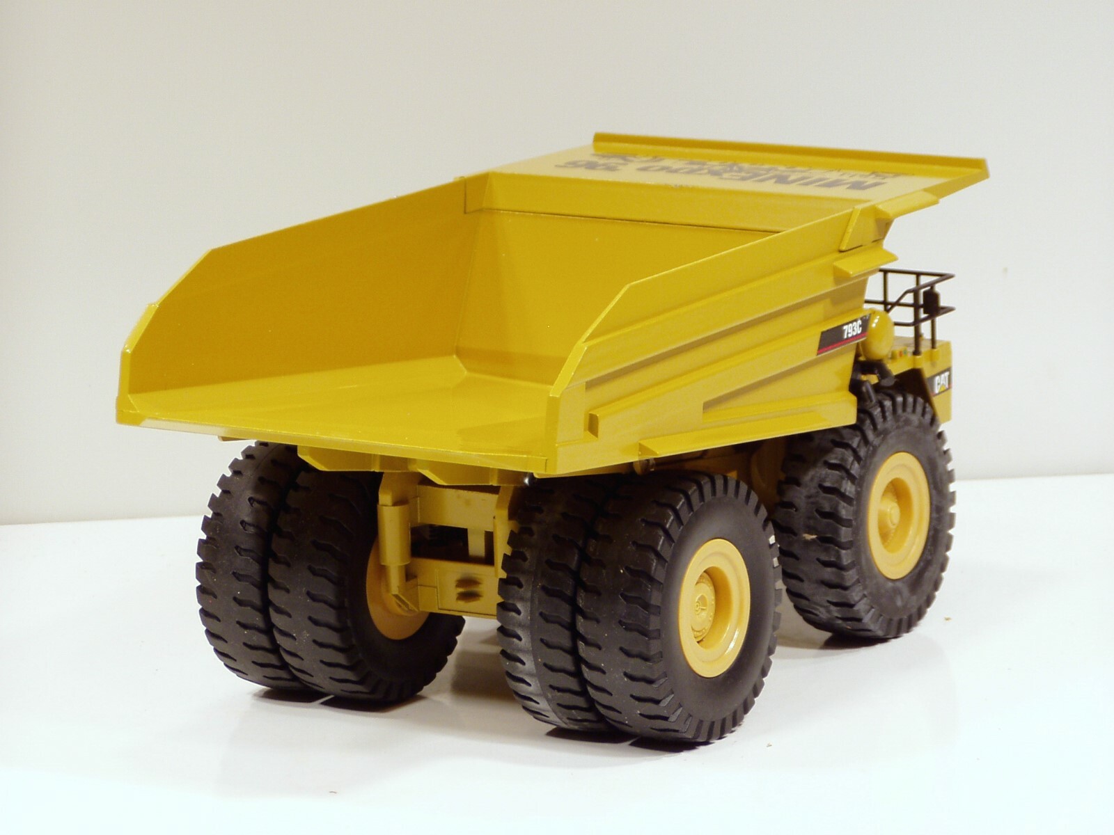 Caterpillar 793C Dump Truck – “MINEXPO 96” – 1/50 – NZG #403 – N.MIB