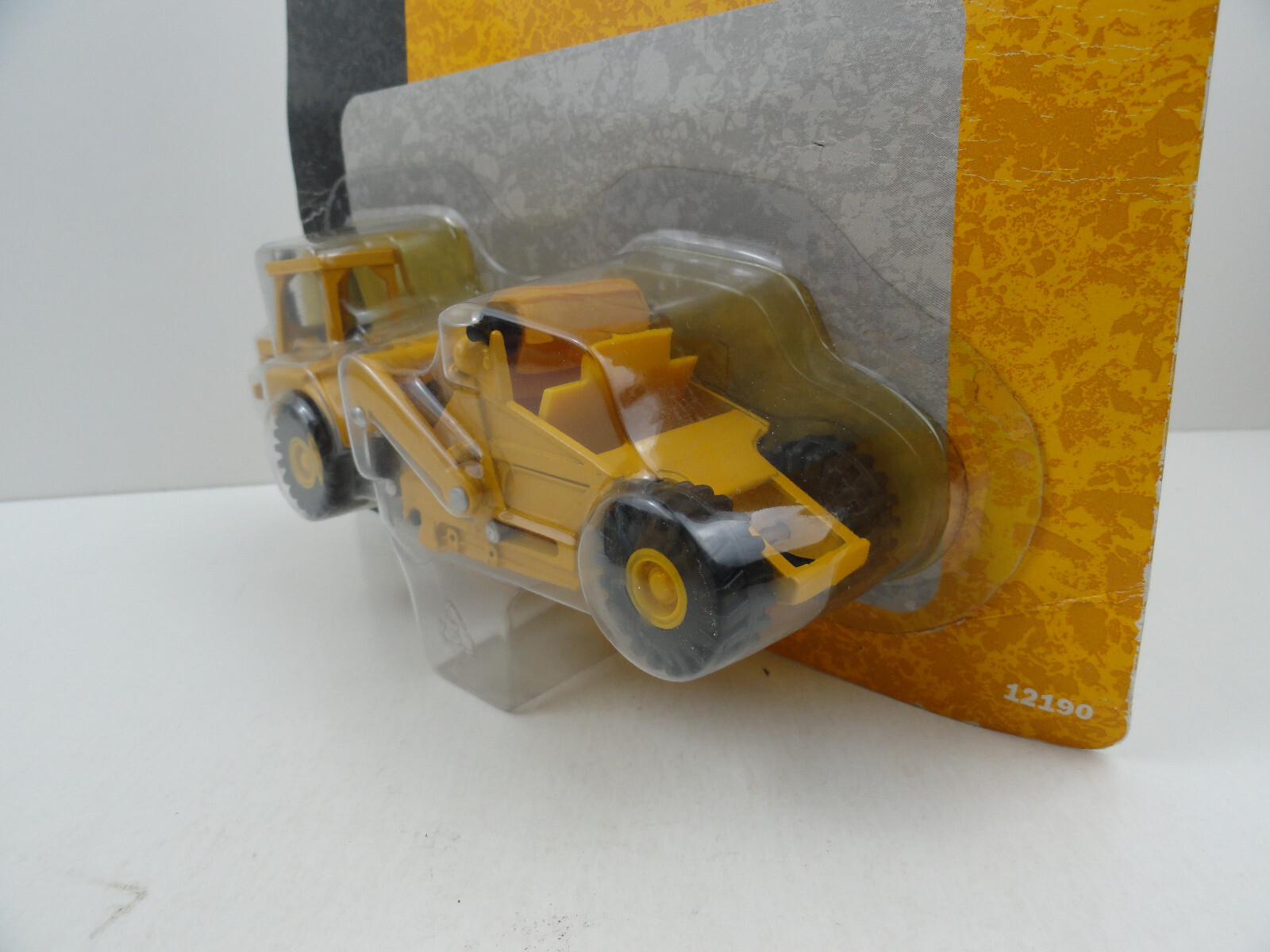 Ertl 12190 Scraper (Yellow Unmarked International 412B) – 1/64 Scale