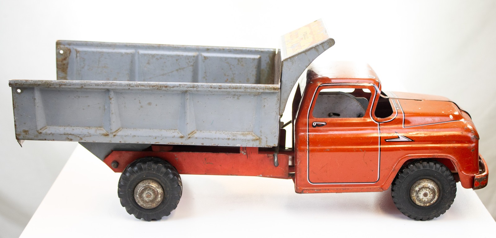 Marx Lumar Mechanical Action Hydraulic Dump Truck Pressed Steel Toy