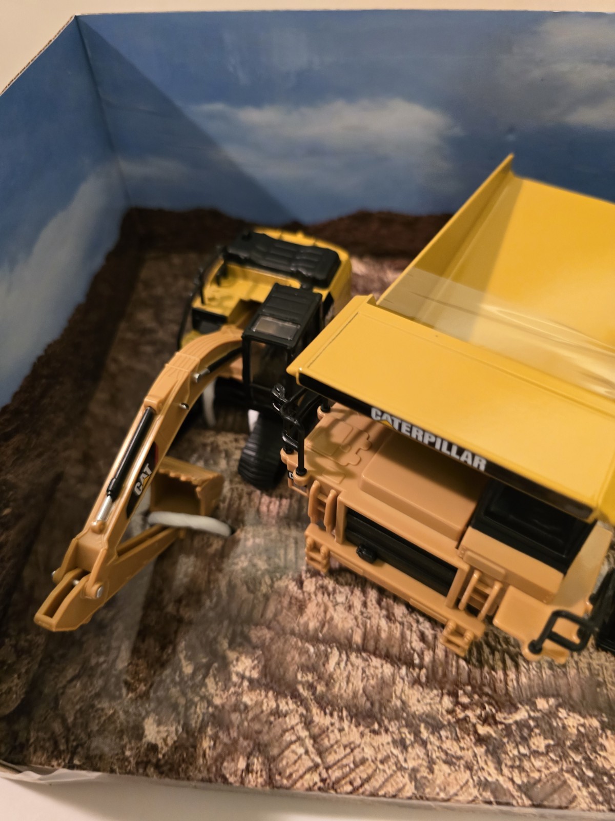 4 DIECAST MASTERS Cat Caterpillar Construction Loader Truck Excavator Tractor