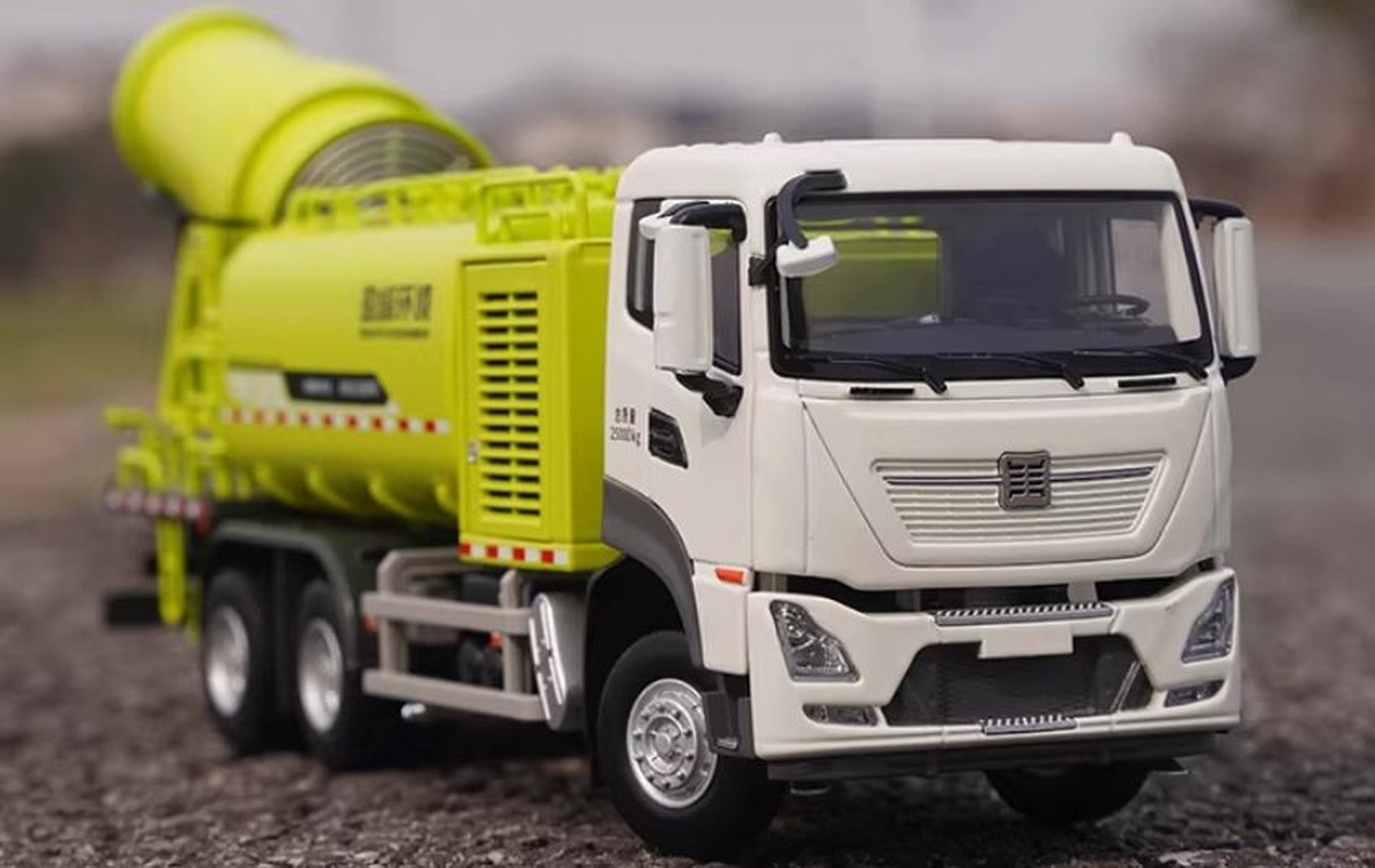 1/38 Scale Zoomlion Multifunctional Dust Suppression Vehicle Green Diecast Model