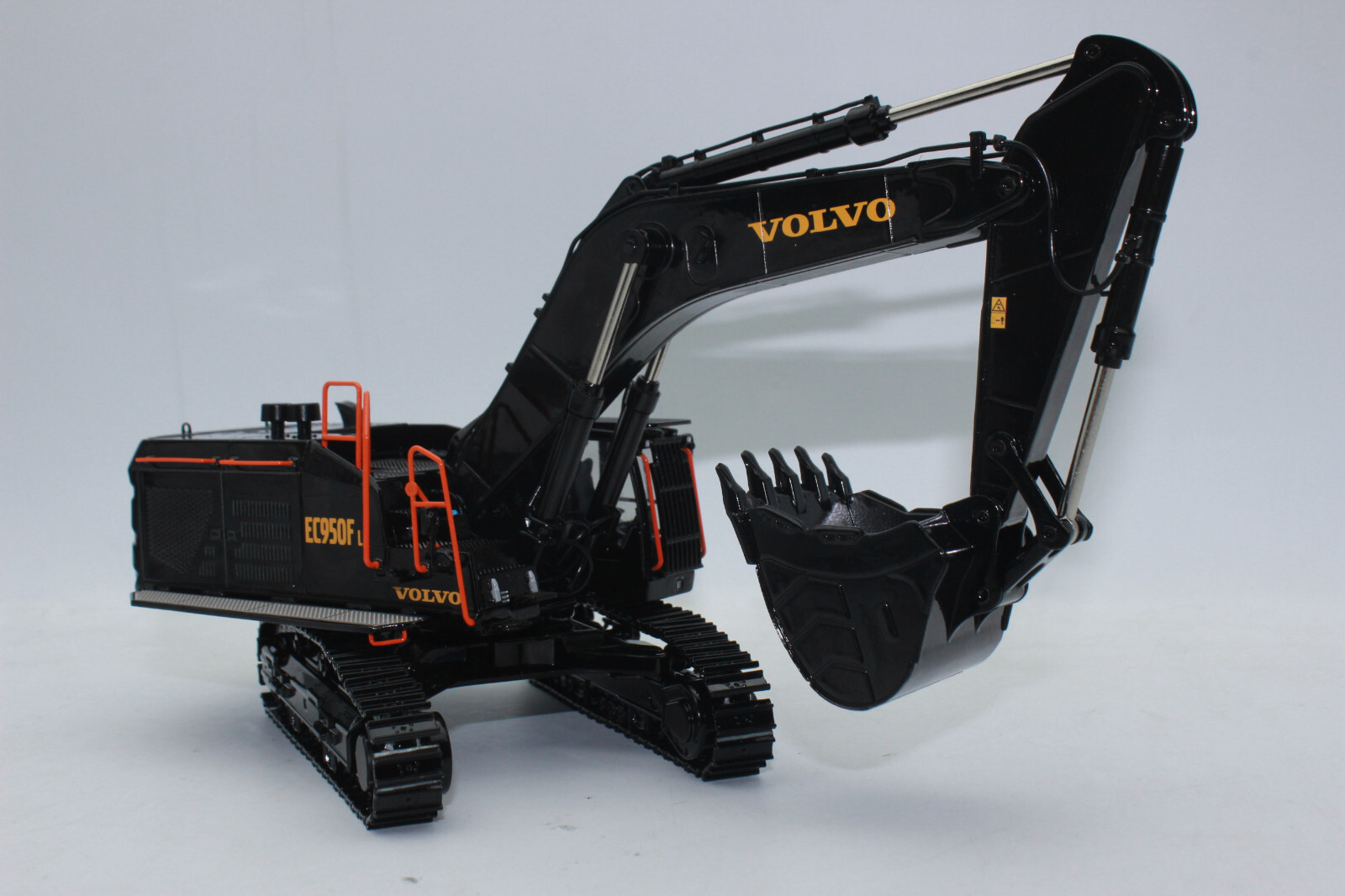 WSI 64-2013 Volvo Excavator BLACK EC 950 F Crawler Excavator 1:50 NEW OVP