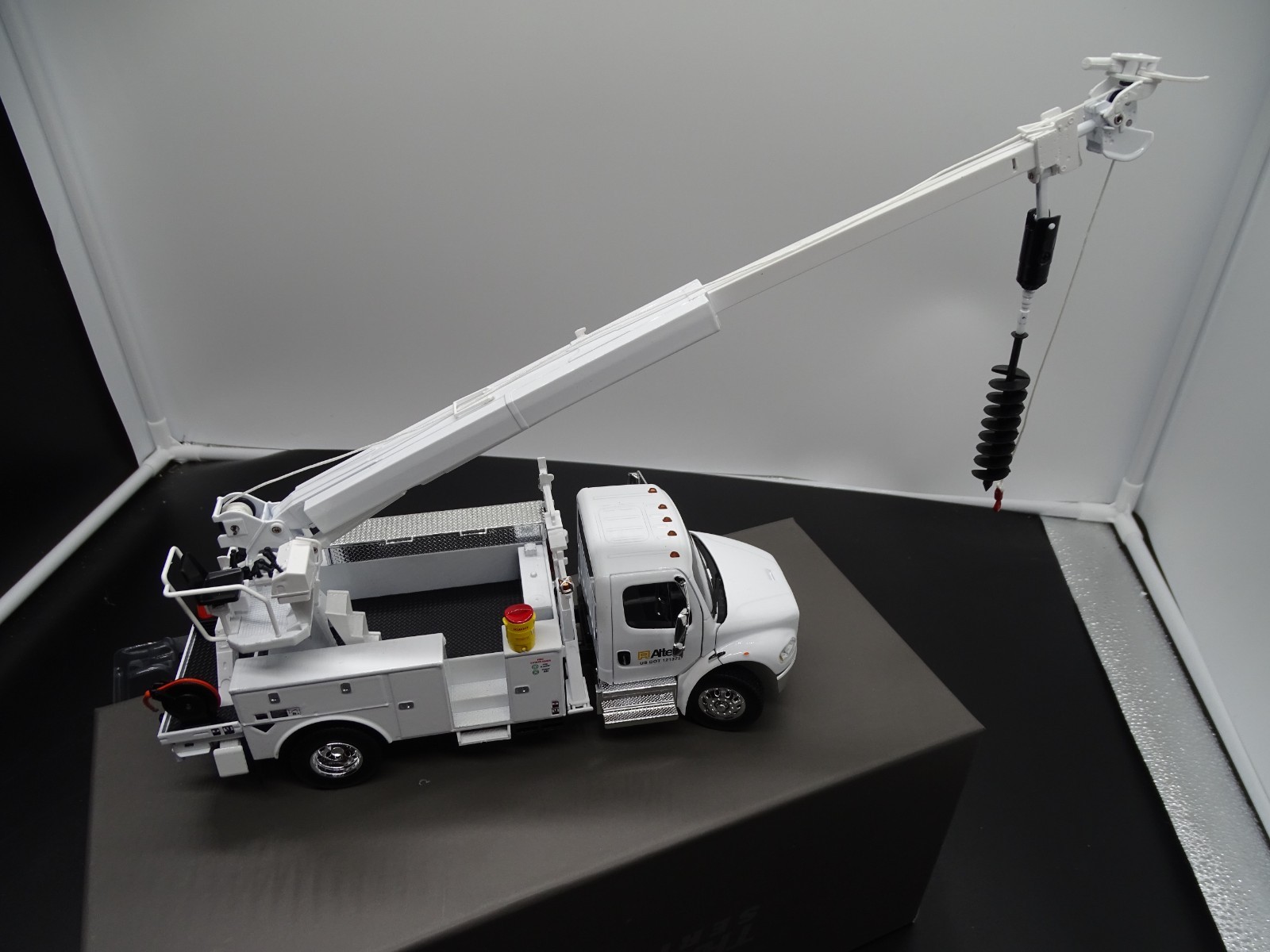 Diecast Masters 71110 1/32 FREIGHTLINER M2 106 WITH ALTEC DC47 DERRICK