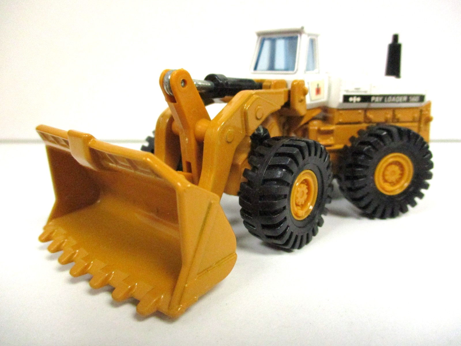 TOMICA / DANDY – INTERNATIONAL PAY LOADER 560 BUCKET LOADER- 1/80 DIECAST