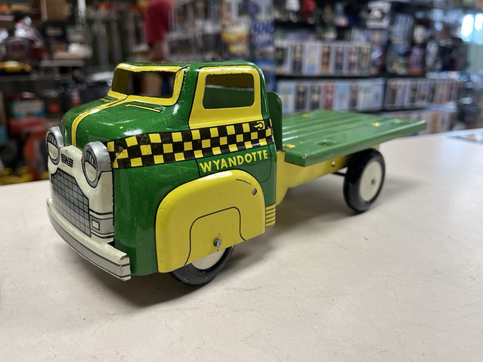 * VINTAGE WYANDOTTE GREEN AND YELLOW STAKE TRUCK PRESSED STEEL 10 INCHES LONG *S