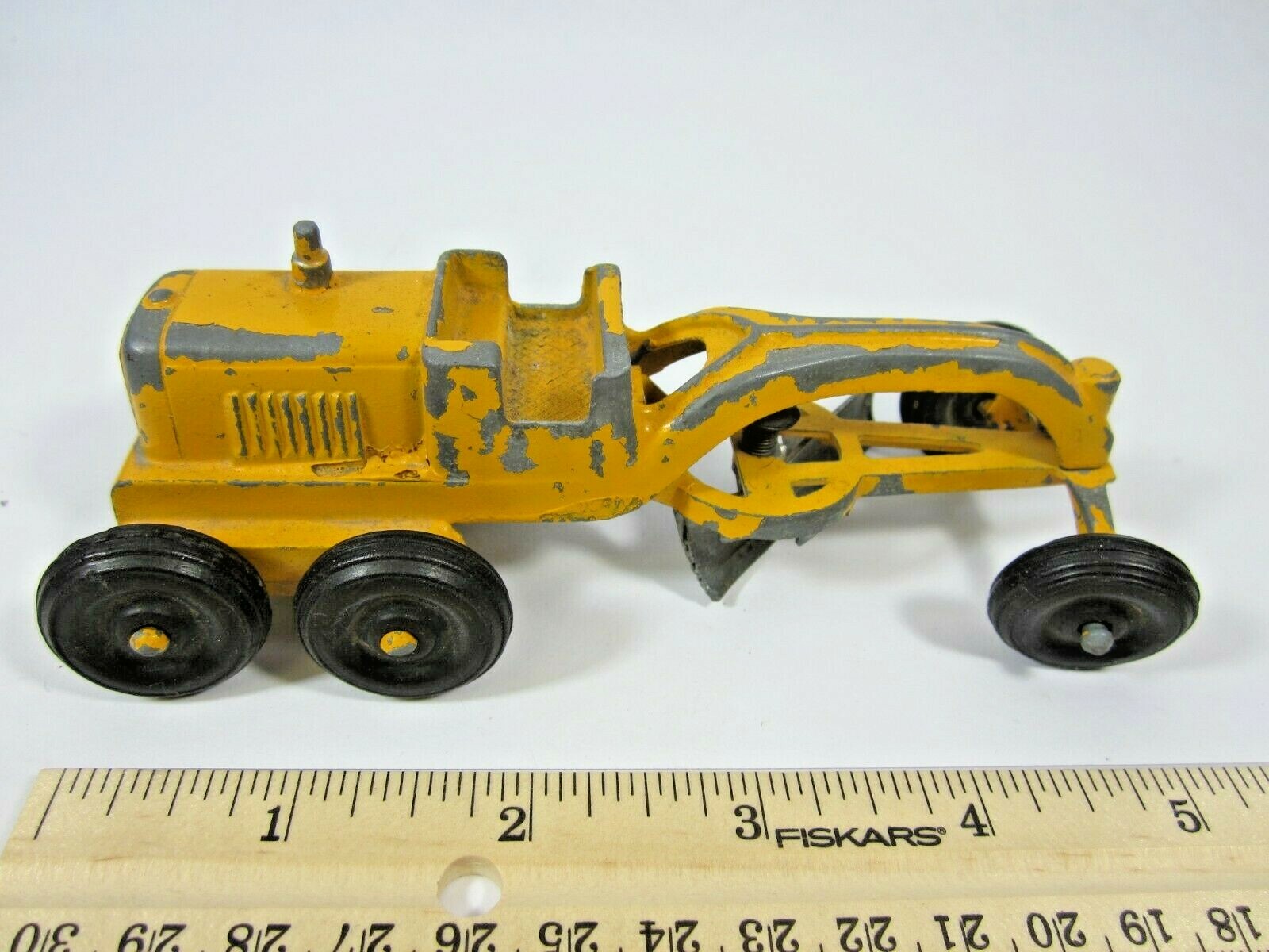 Vtg TOOTSIE TOY 679 CATERPILLAR ROAD GRADER Maintenance Tootsietoy Vehicle 1:32