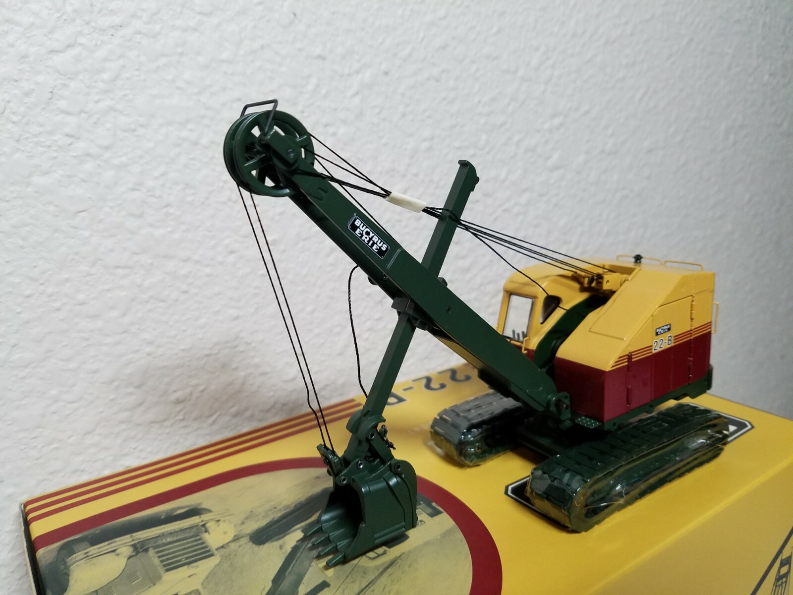 Bucyrus-Erie 22-B Cable Shovel with Metal Tracks EMD 1:50 Scale Model #T001 New