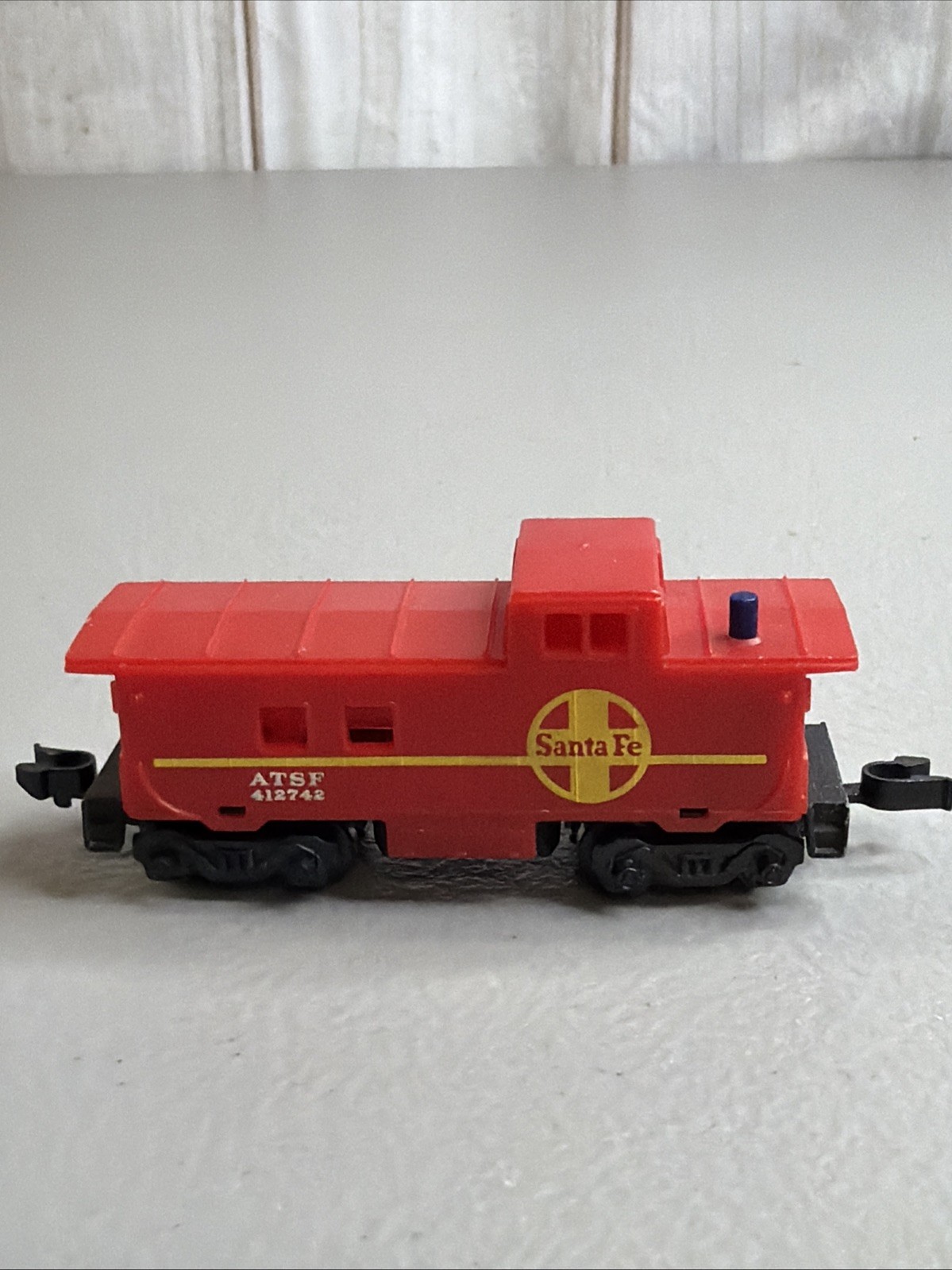 Hot Wheels Railroad Sto & Go Freight Yard Train Track 1983 Santa Fe Box Cars