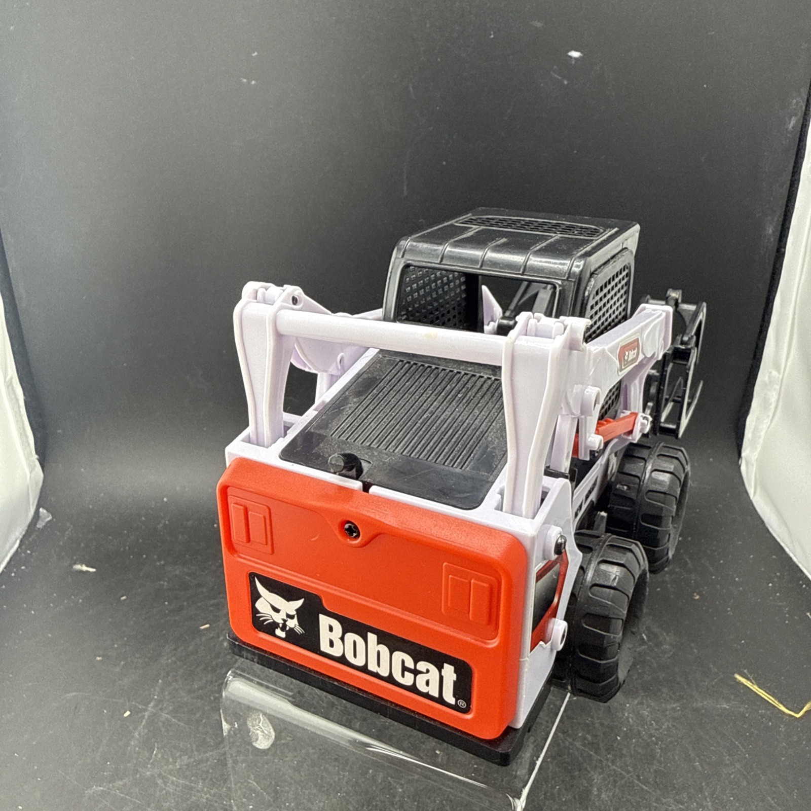 New Bright Bobcat Skid Steer Loader Grapple Bucket Construction Toy Vehicle