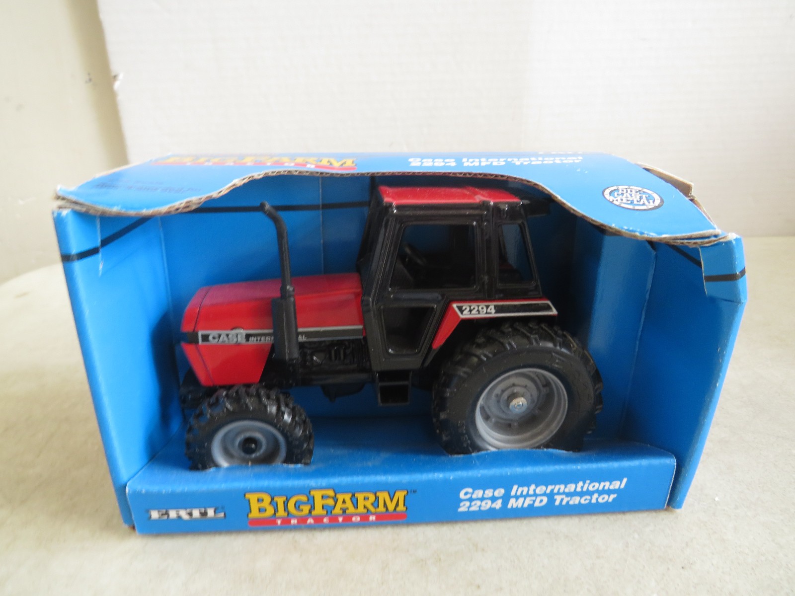 1993 ERTL Farm Country Case International 2294 MFD Tractor 1/32 Die Cast MIB