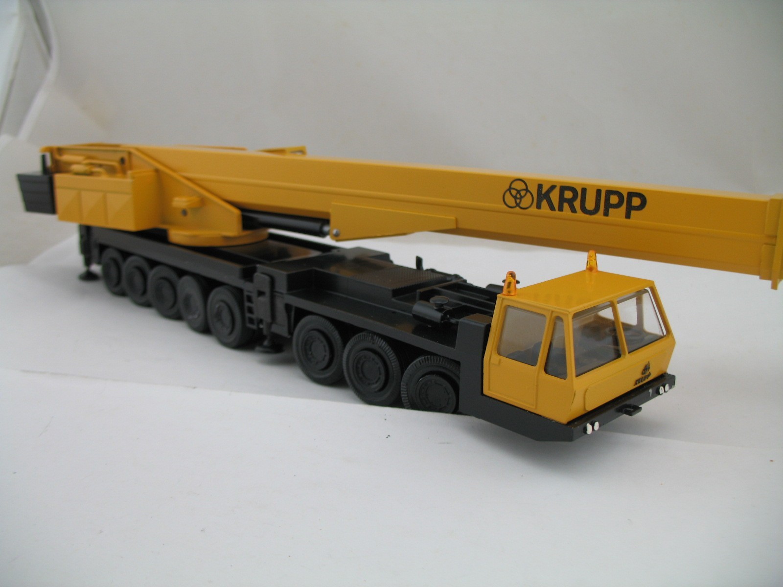 Conrad Model 2077: Krupp 250 Ton 8 Axle Mobile Truck Crane, Box
