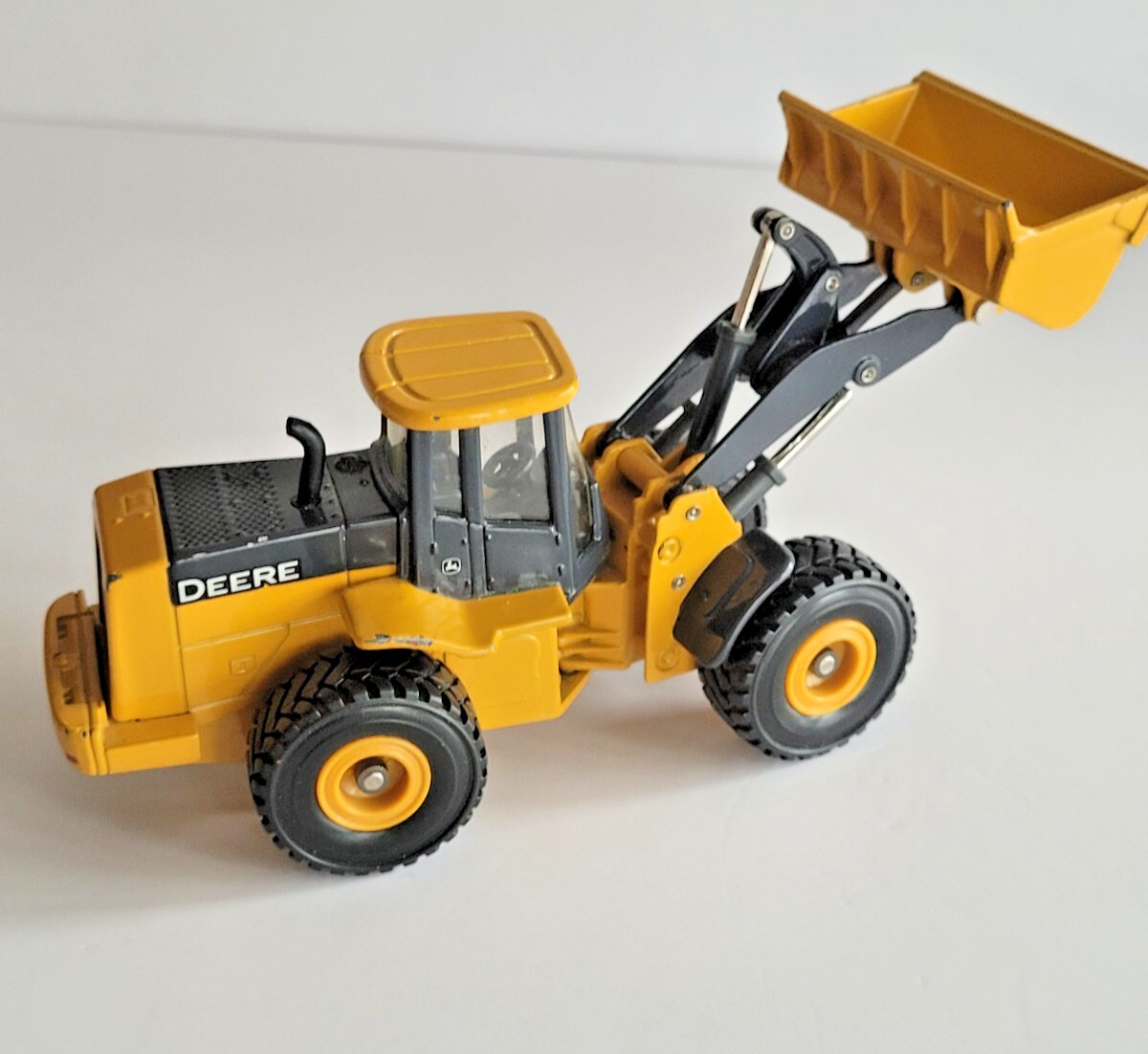 ERTL John Deere Articulating Front End Loader w/ Rubber Wheels Diecast Model