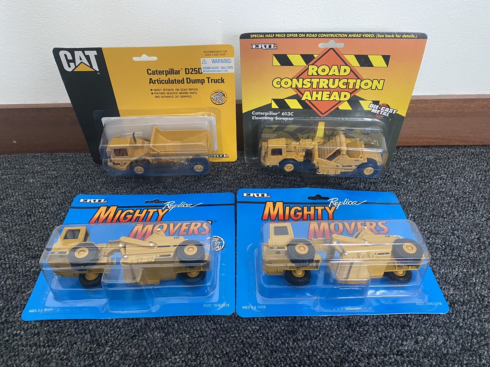 CAT – ERTL – D25D Dump truck, 613C Scraper MM (2), 613C Road Construction Ahead