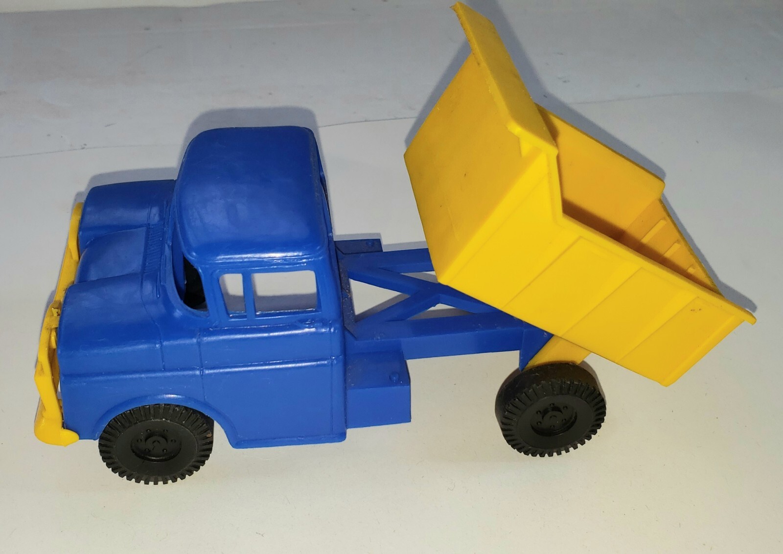 Vintage Plastic Dump Truck Made in Canada 6″ Long Played Wear Unbranded
