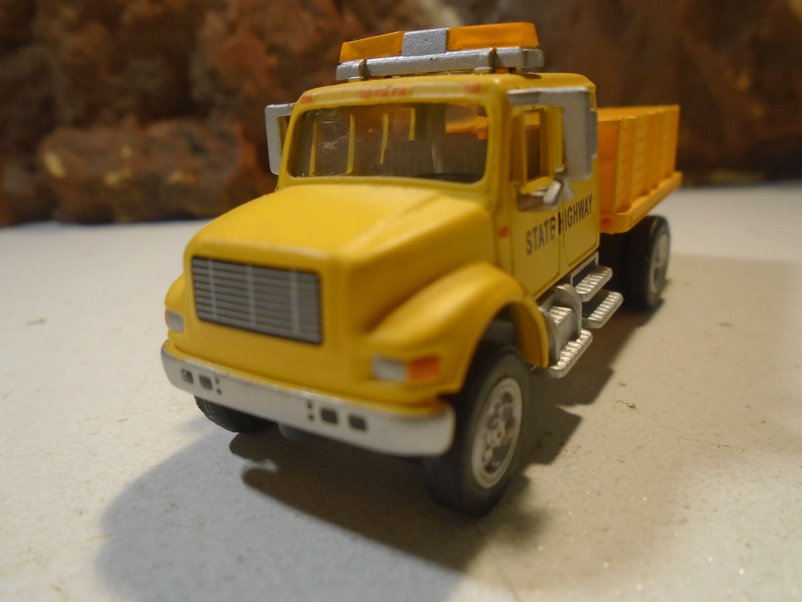 1/88 SCALE STATE HIGHWAY 4 DOOR CAB MAINTENANCE DUMP TRUCK 5-83-2-5