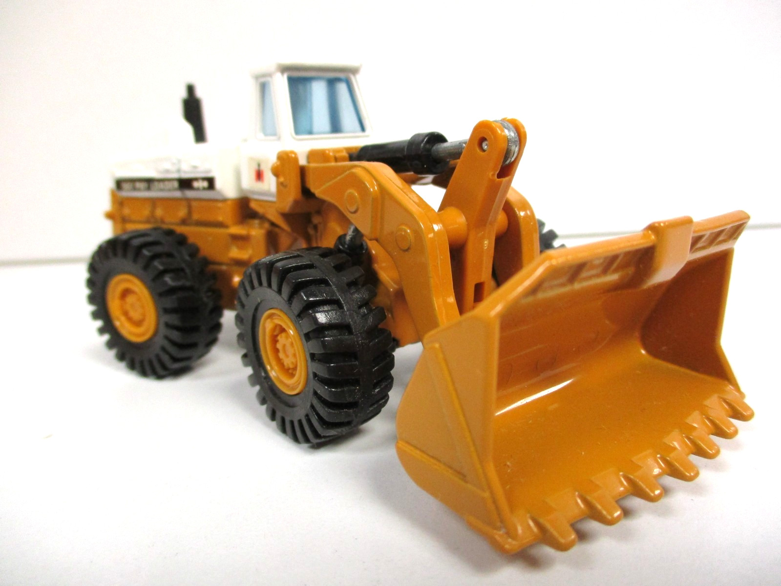 TOMICA / DANDY – INTERNATIONAL PAY LOADER 560 BUCKET LOADER- 1/80 DIECAST