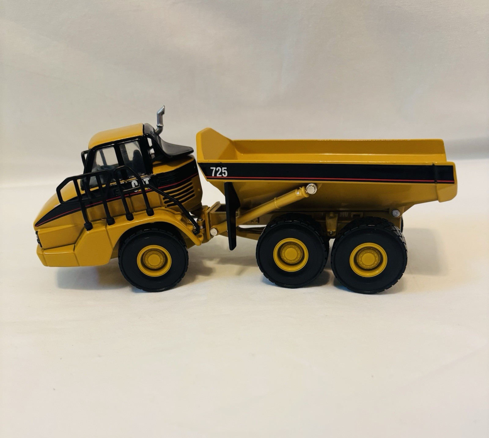 CAT 725 Articulated Dump Truck Diecast Construction Model Yellow/Black
