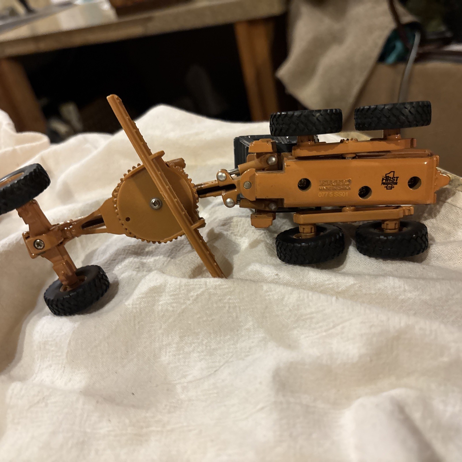 1:50 Scale ERTL Case 885 Motor Grater Die Cast