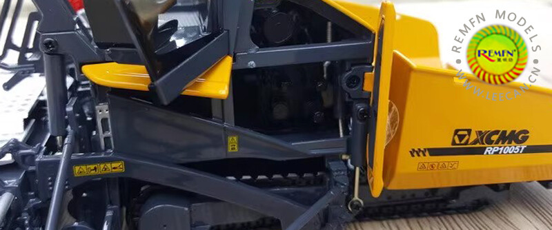 1:35 XCMG RP1005T Paver Construction Machine Equipment Vehicle Diecast Model