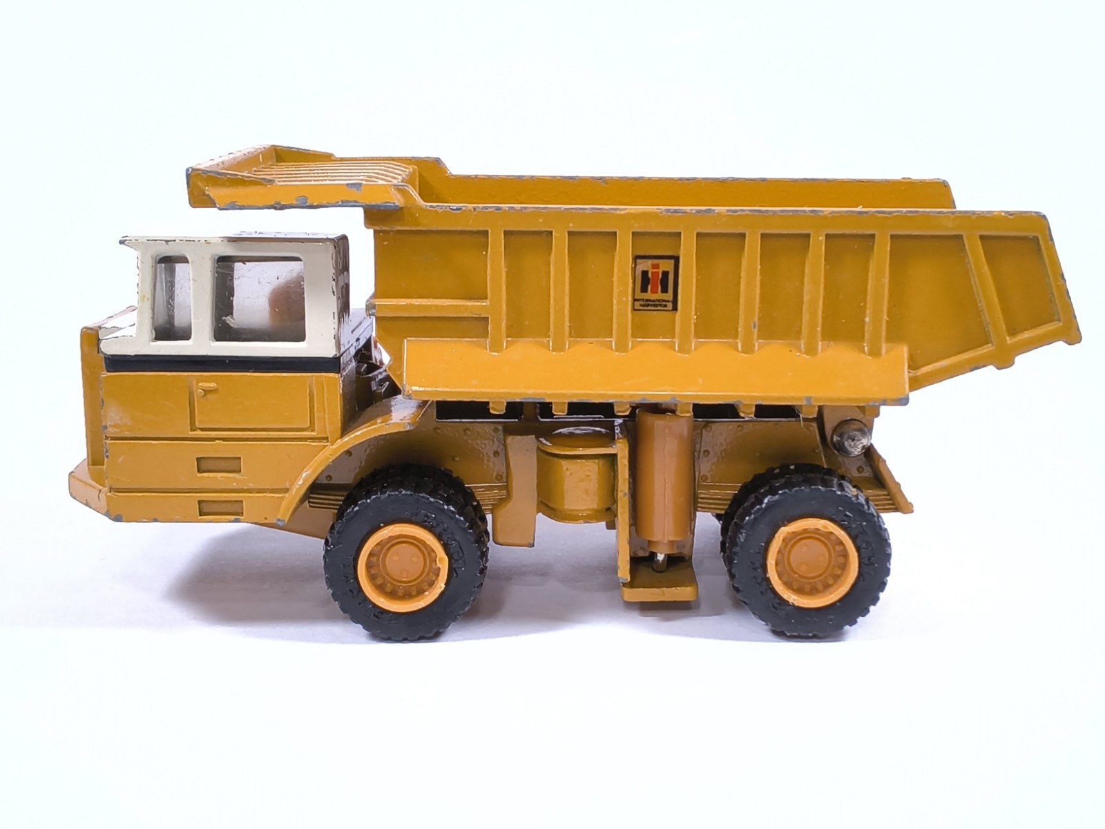 Ertl IH International 3214G Articulated Dump Truck Diecast Mining Toy
