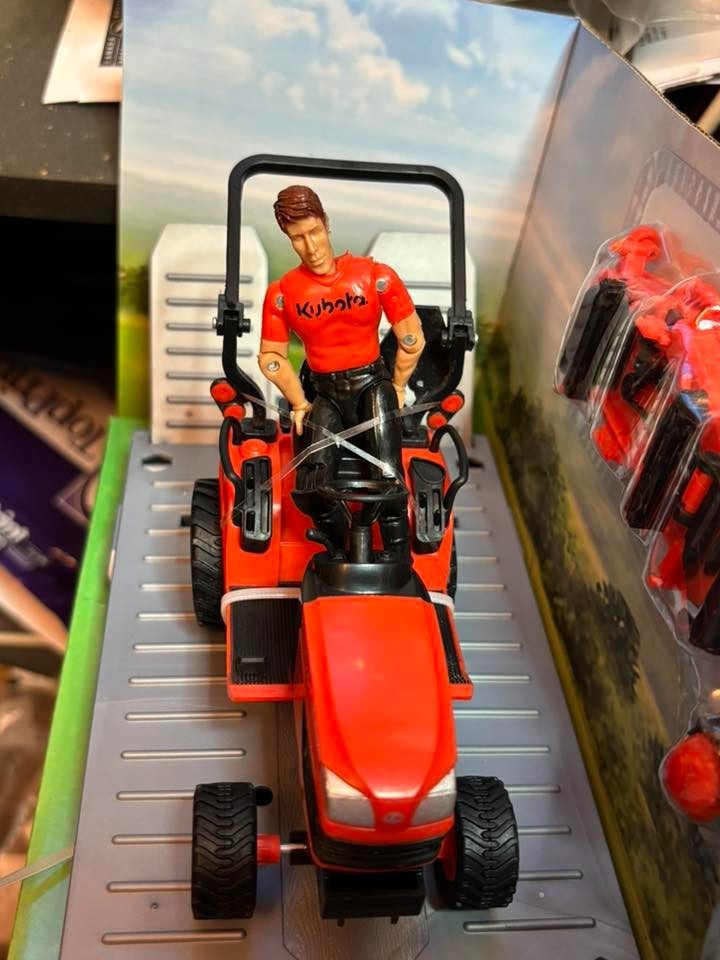 New-Ray Toys 1:18 Scale Kubota Pick Up & Lawn Mower Set 33263
