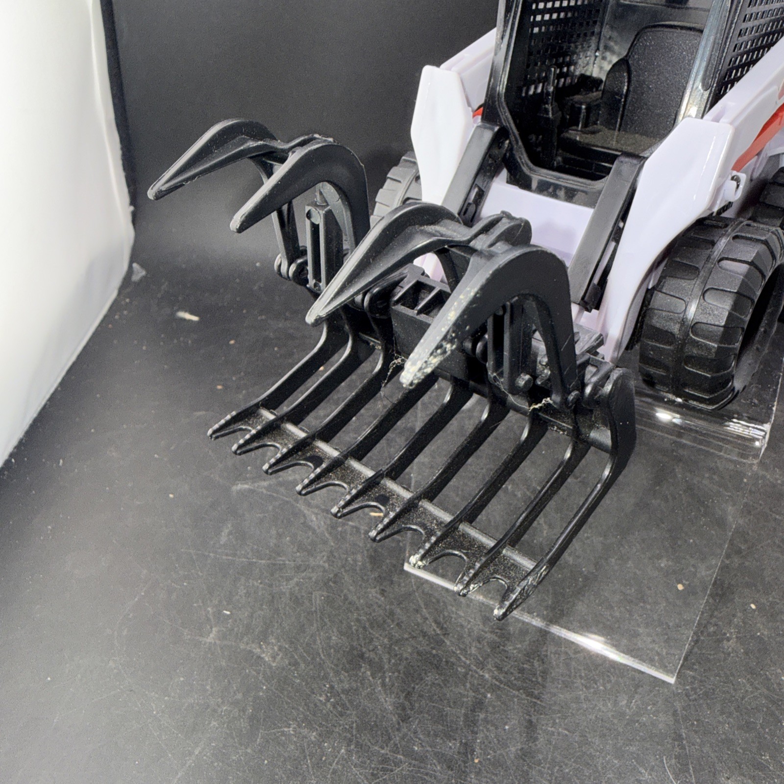 New Bright Bobcat Skid Steer Loader Grapple Bucket Construction Toy Vehicle