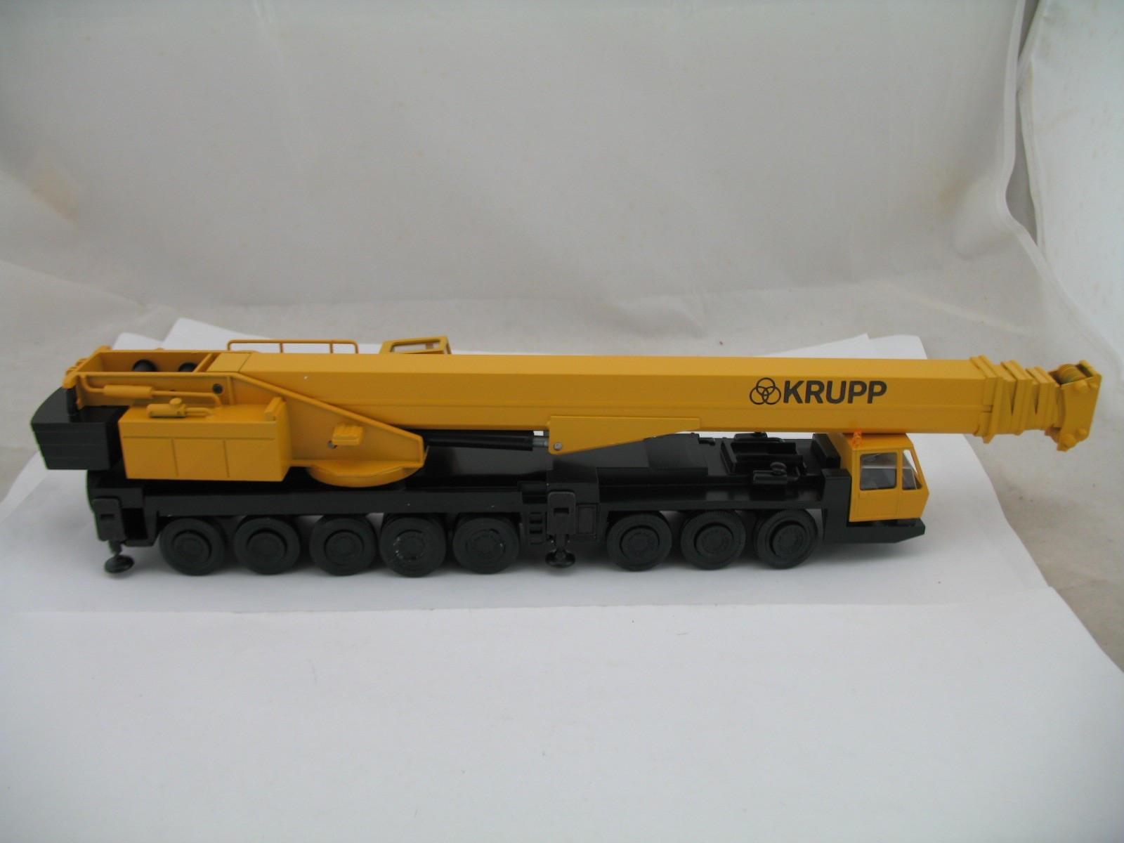 Conrad Model 2077: Krupp 250 Ton 8 Axle Mobile Truck Crane, Box