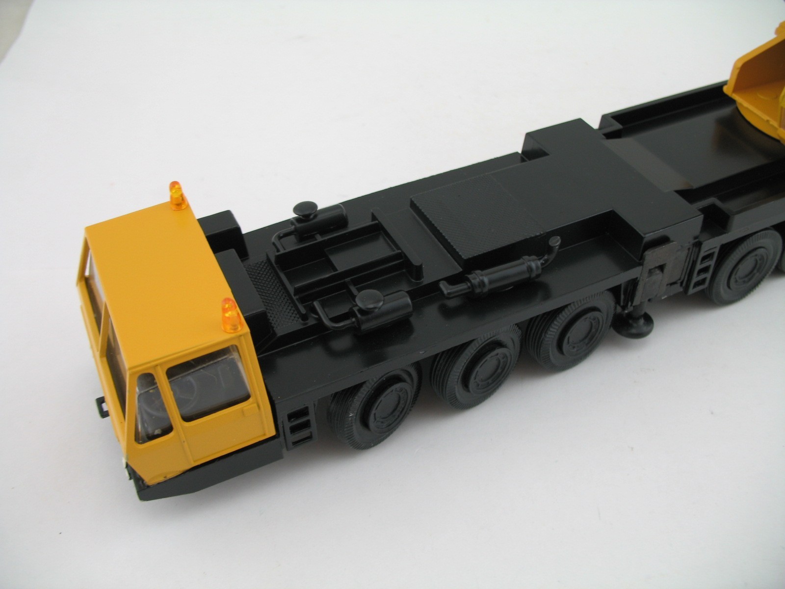 Conrad Model 2077: Krupp 250 Ton 8 Axle Mobile Truck Crane, Box