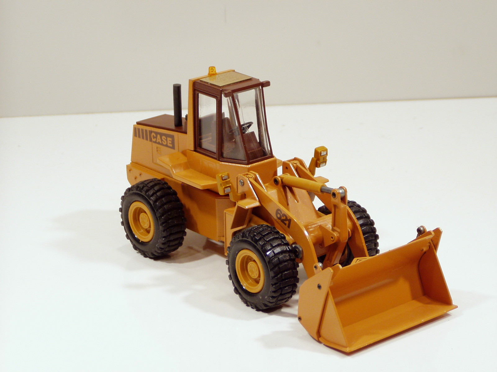 Case 621 Loader w/ Forks – “SPECIAL SALESMAN EDITION 229 of 300” – 1/35 – Conrad