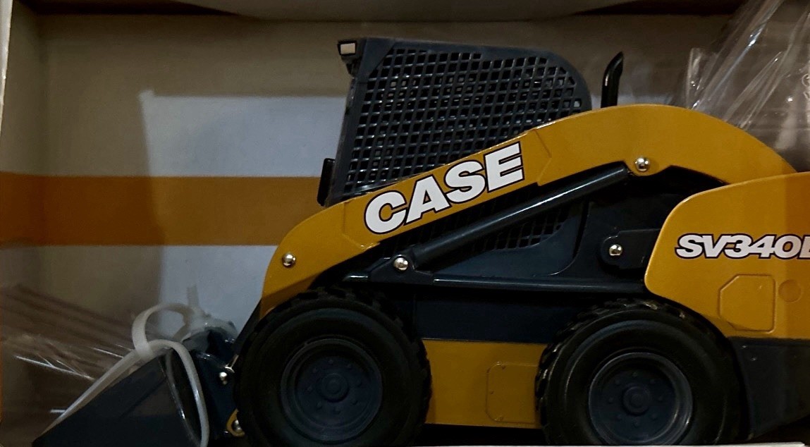 ERTL Case SV340B Skid Steer Loader 1/16 Die-Cast Metal Replica 44197 NIB