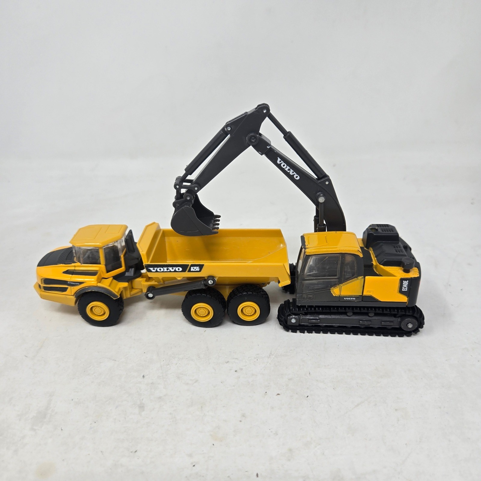 NewRay Volvo EC140E Excavator and A25G Articulated Hauler Diecast Toy Set Yellow