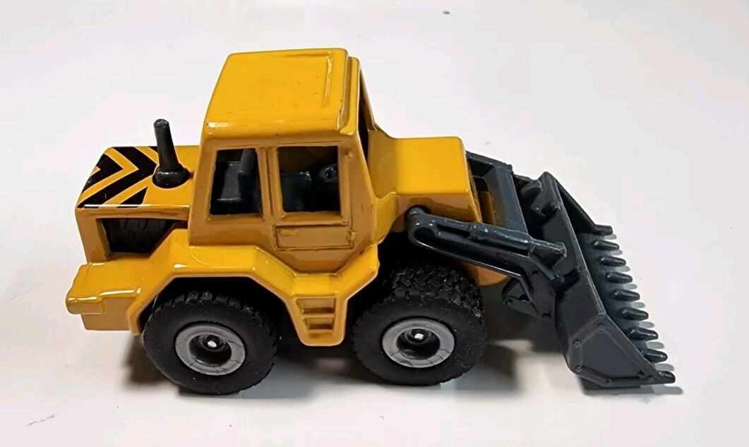 SIKU 802 Construction Front Loader Yellow/Gray HO Diecast/Plastic
