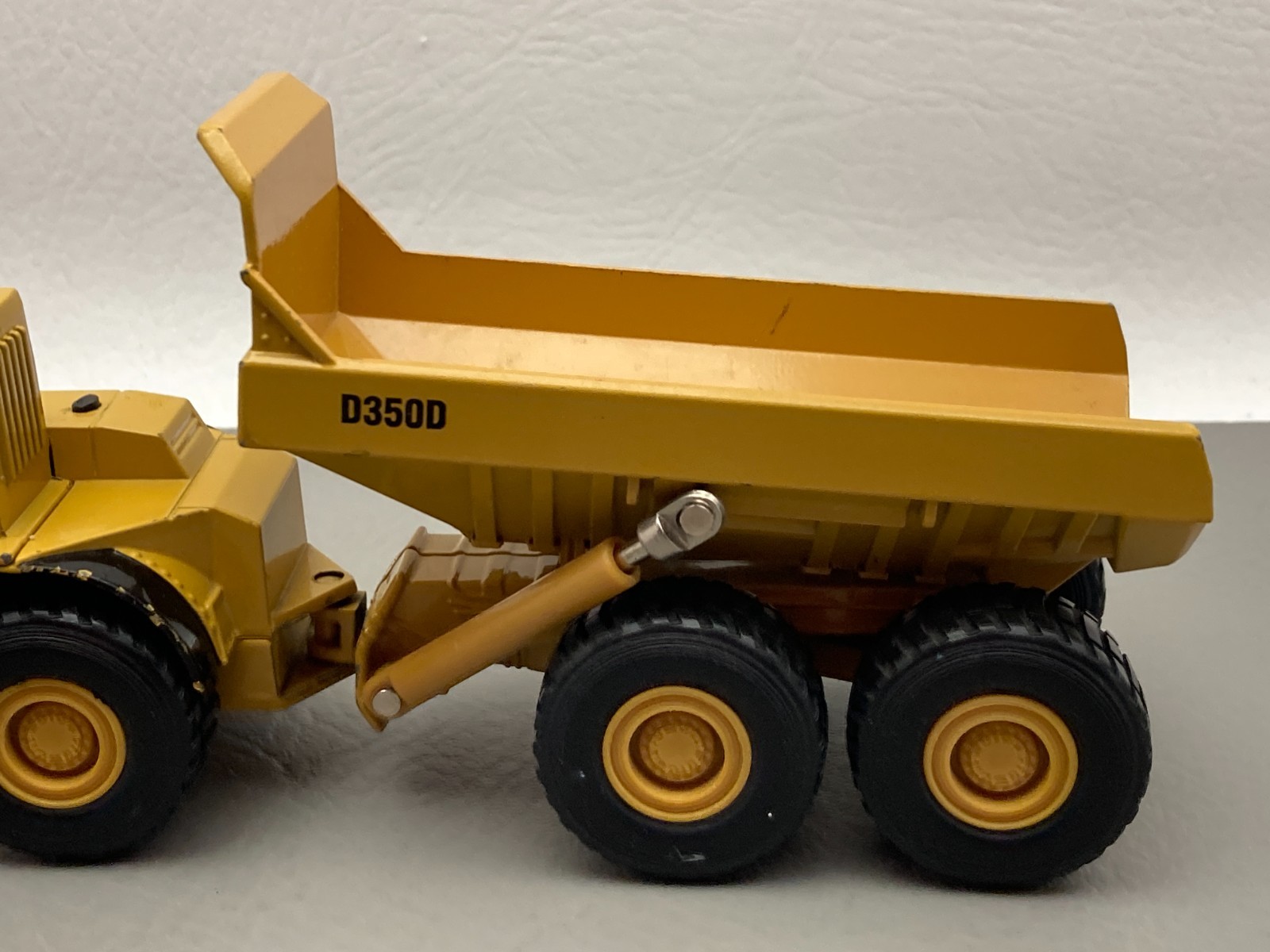 ERTL Caterpillar D350D Articulated Dump Truck Model 2431 1:50 Scale Collectible