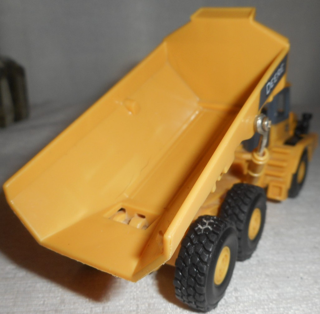 ERTL John Deere Articulated Dump Truck 5.5″ Long 1/64 Scale Diecast Plastic READ