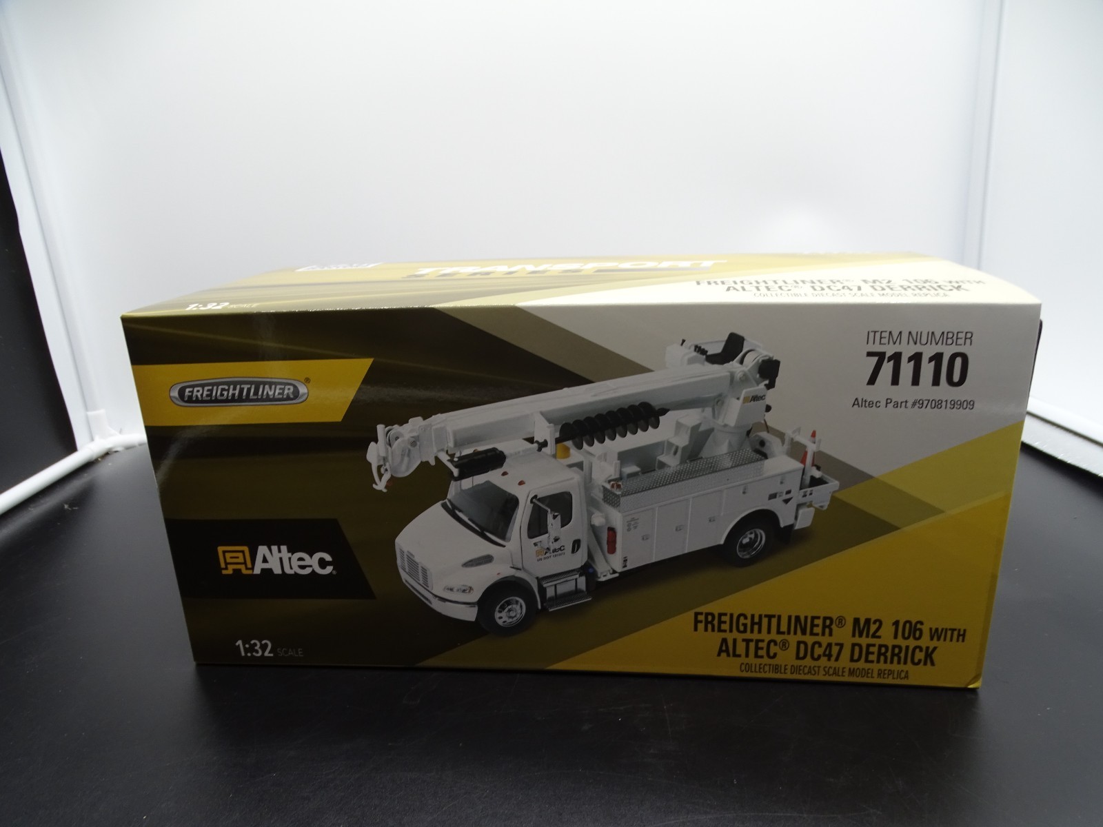 Diecast Masters 71110 1/32 FREIGHTLINER M2 106 WITH ALTEC DC47 DERRICK