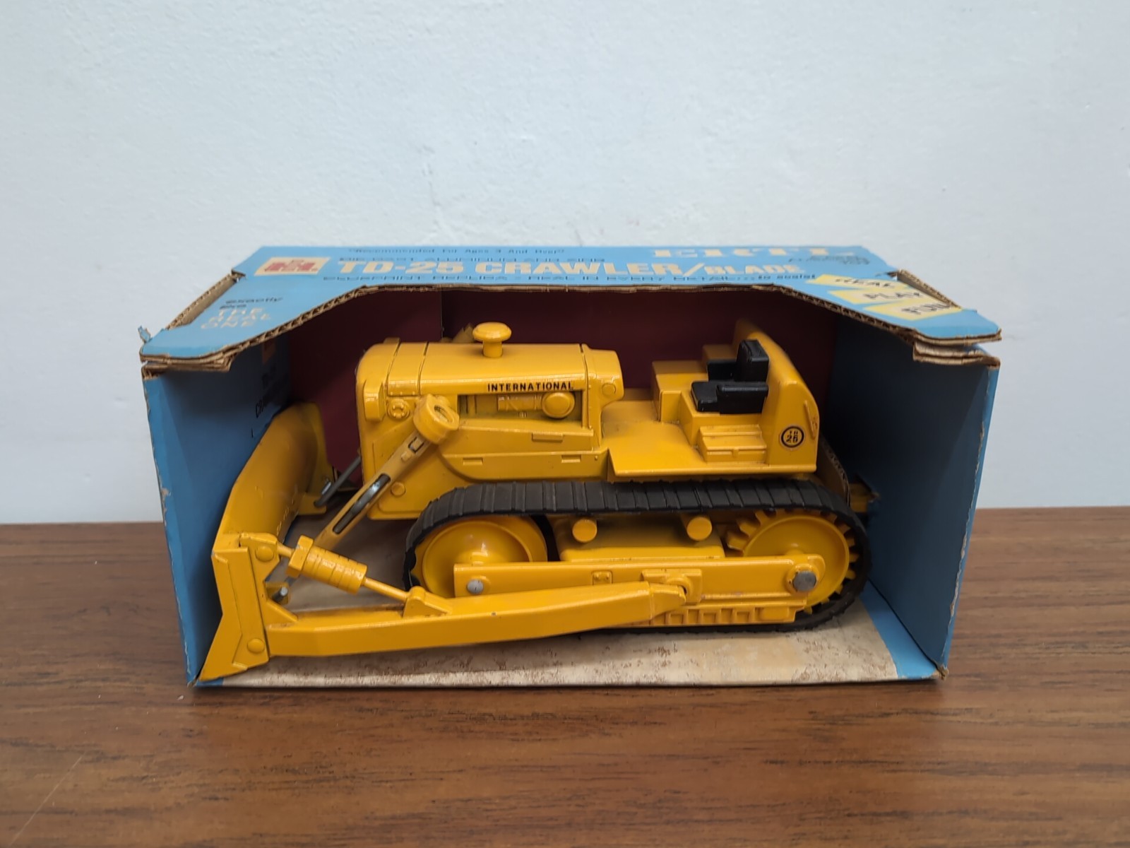 Ertl Construction Toy International TD-25 Crawler In Blue Box