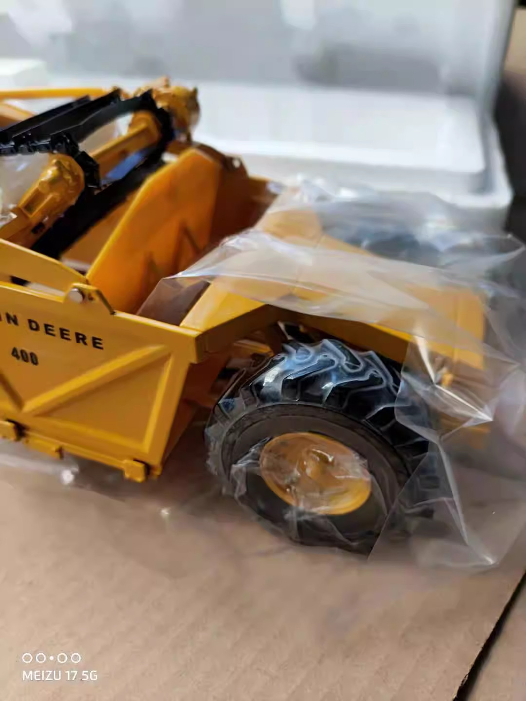1:24 Scale John Deere 840 Diesel with 400 Scraper – Reuhl Model JD840/400 New