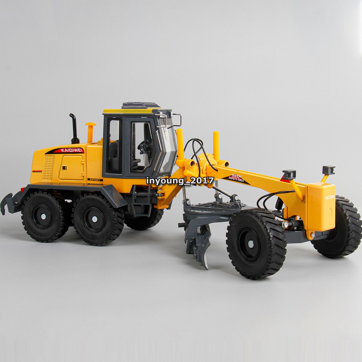 1:35 Grader Truck Toy Diecast Construction Toys Vehicle for Boys Kids Adults