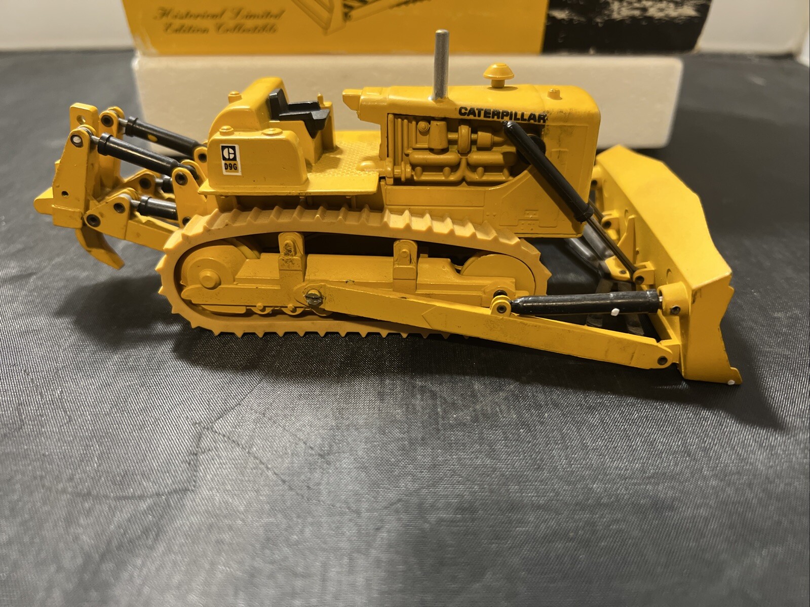 Caterpillar Cat D9G Dozer Ripper Conrad 1:50 Launch Edition