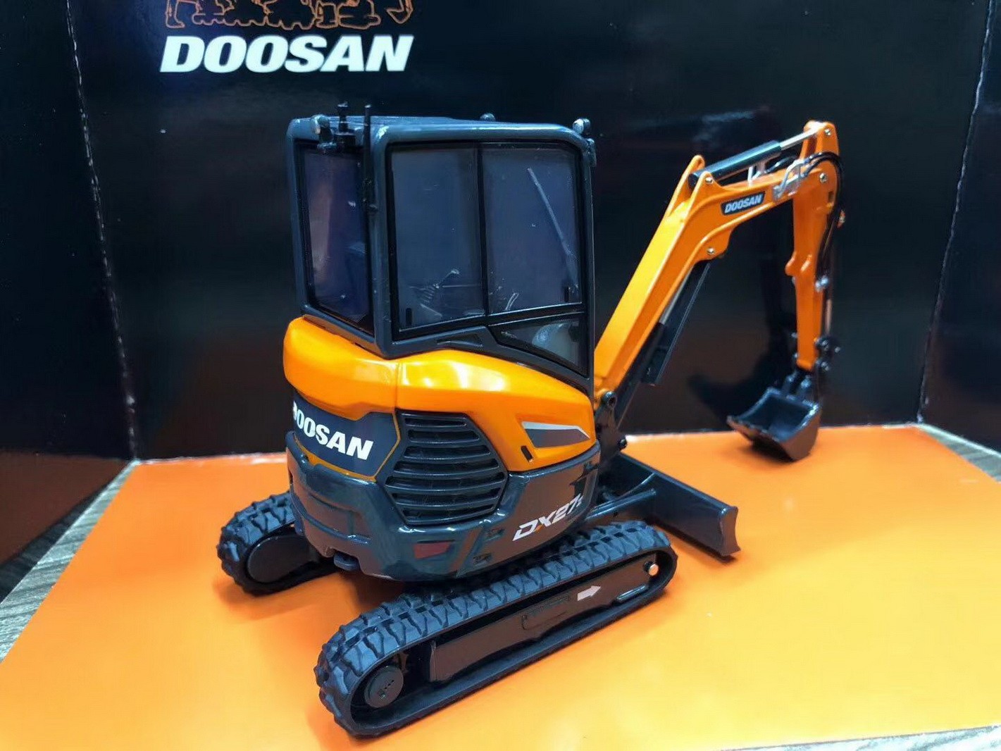 Universal Hobbies 1/25 DOOSAN DX27Z Compact Excavator Diecast Model UH8141