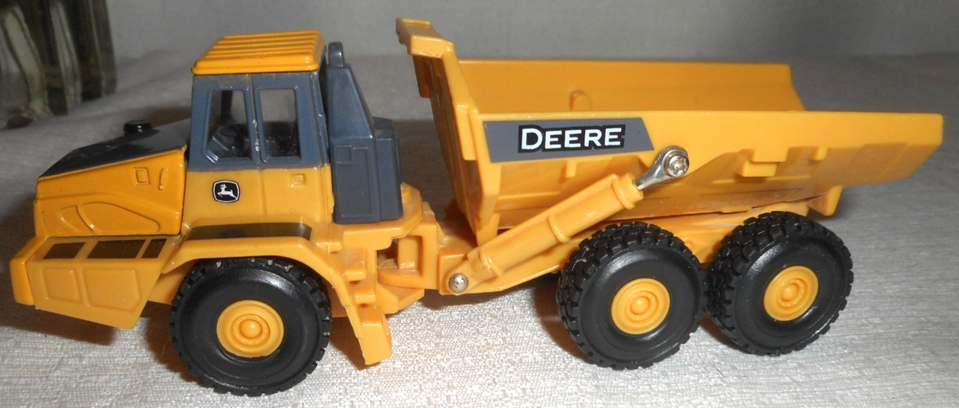 ERTL John Deere Articulated Dump Truck 5.5″ Long 1/64 Scale Diecast Plastic READ