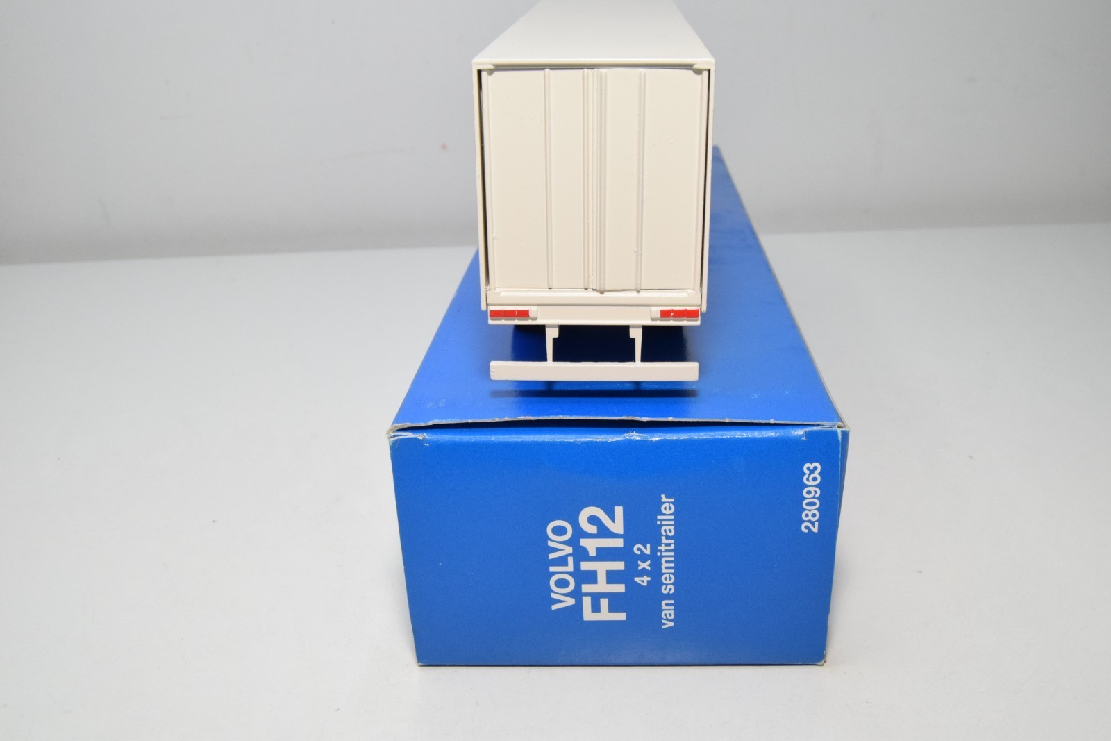 B71 1:50 CONRAD 280963 VOLVO FH12 4X2 TRUCK 3 AXLE SEMI TRAILER NMIB