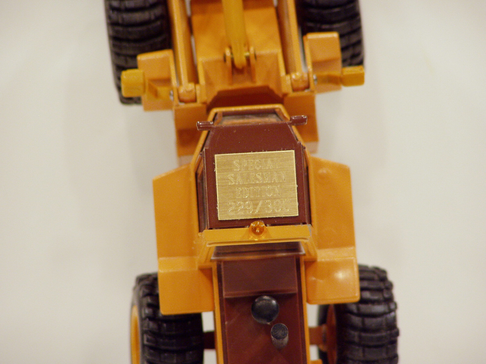 Case 621 Loader w/ Forks – “SPECIAL SALESMAN EDITION 229 of 300” – 1/35 – Conrad