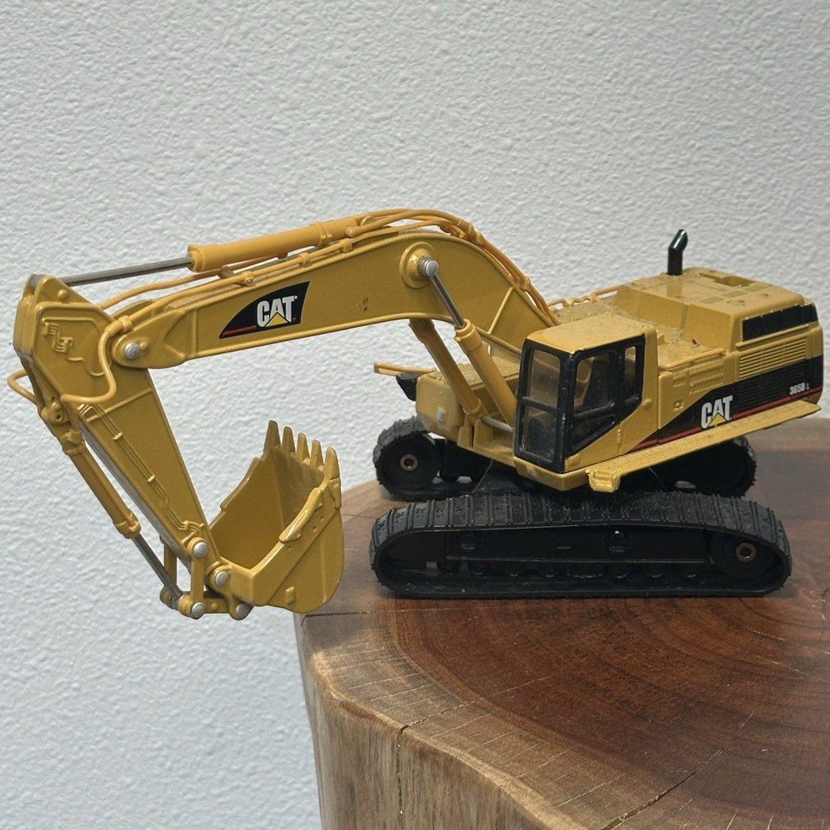 CAT 365B L Series II Excavator Diecast Construction Model Yellow/Black used