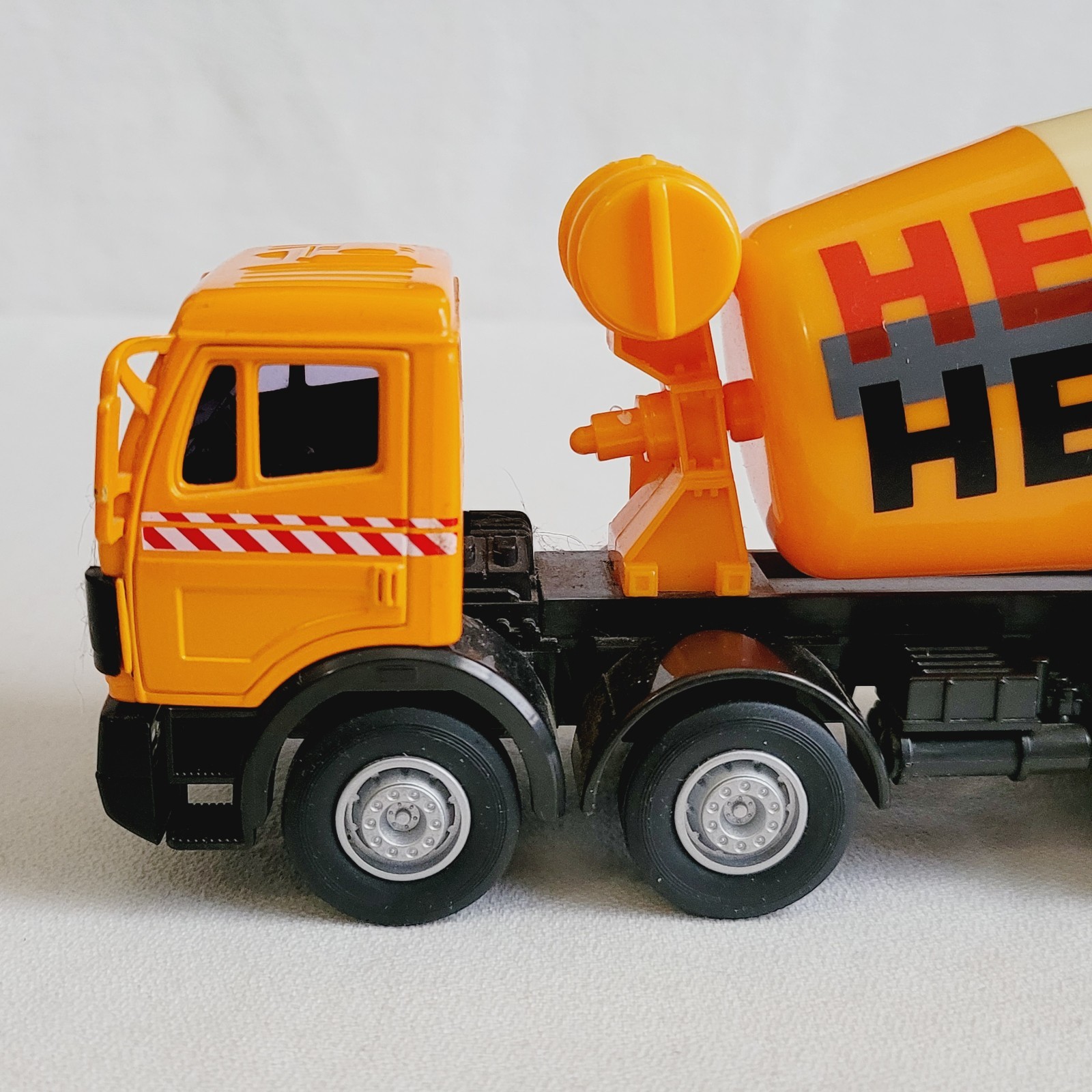 Hongwell Mercedes Benz Cement Mixer (read description – some issues)