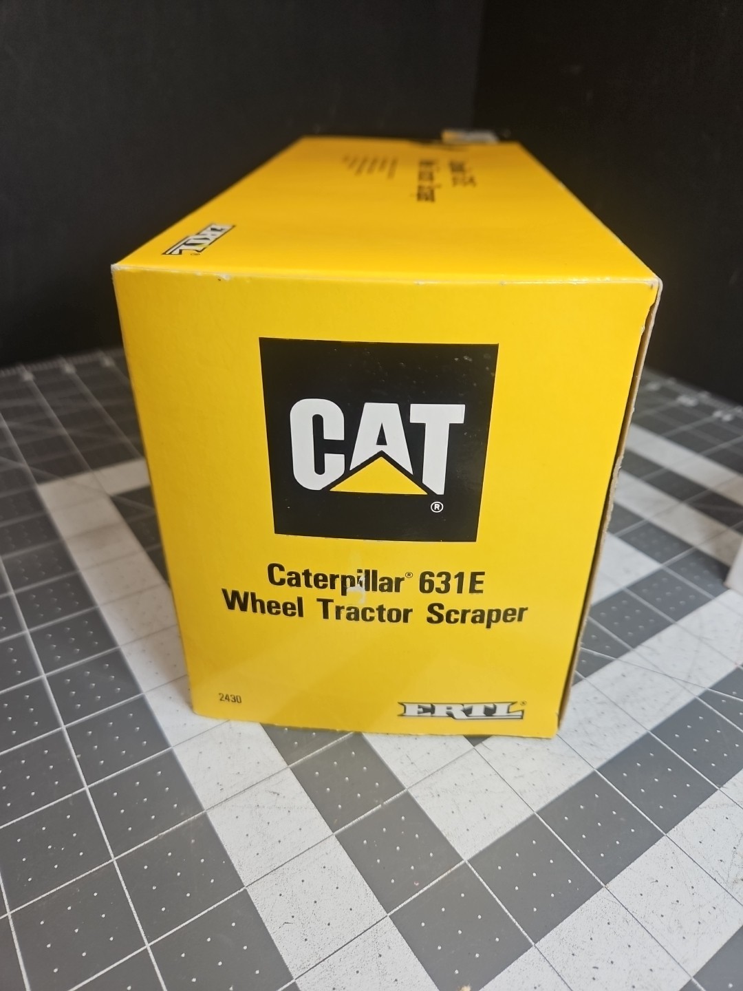 ERTL Caterpillar Cat 631E Wheel Tractor Scraper 1:50 Scale Model #2430 New