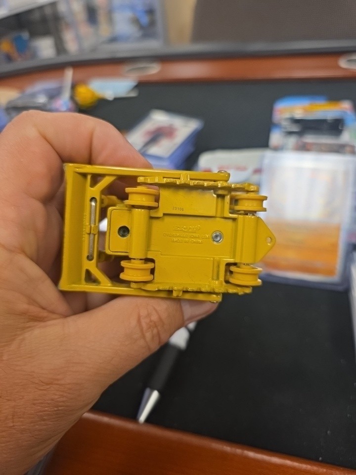 ERTL caterpillar, 1:50? Bulldozer D6H No Black Plastic Pieces On Hood