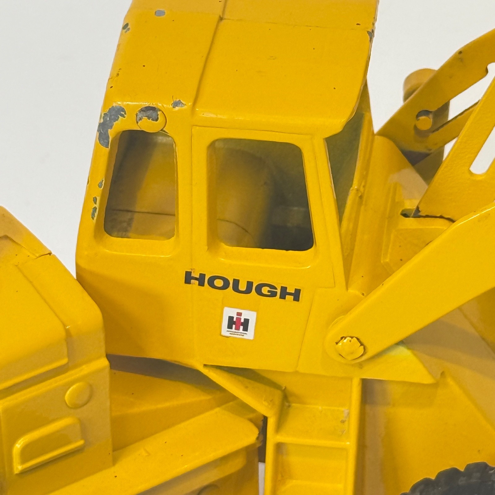 ERTL International Harvester IH Hough Payloader Articulated Bucket Loader 12”