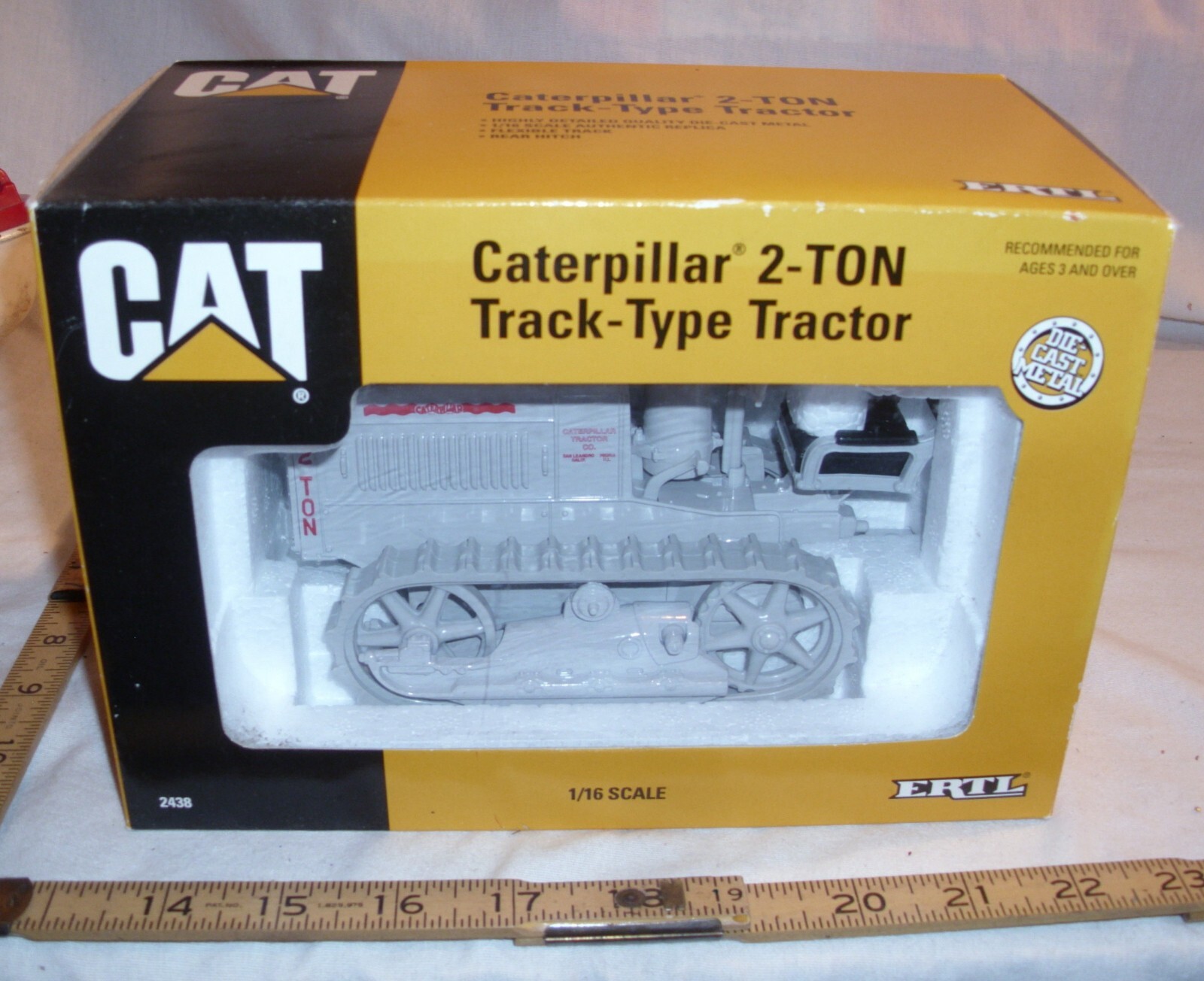ERTL CATERPILLAR 2-TON TRACK TYPE TRACTOR BULLDOZER 1:16 BOXED